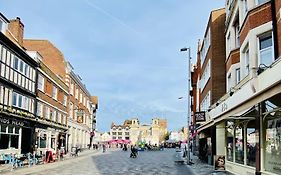 New Studio Flat Overlooking City Centre
